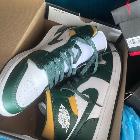 Authentic Air Jordan 1’s.. like NEW.. barely worn - Picture 3 of 3